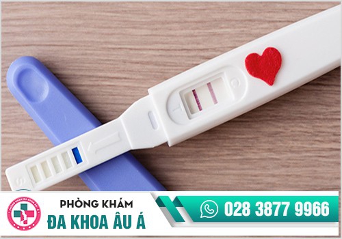 Trễ kinh que thử thai 2 vạch mờ 